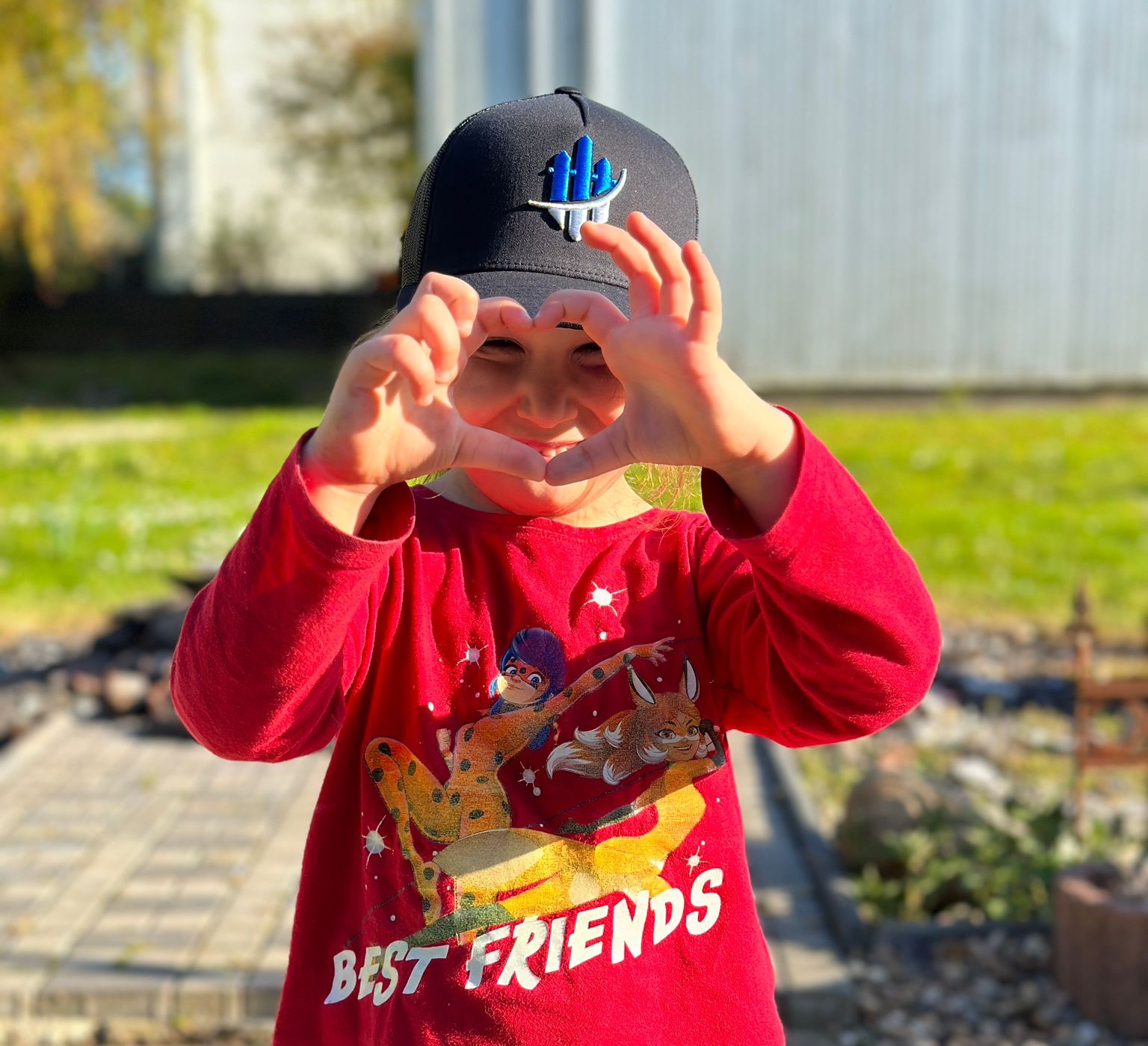 Sohn des Inhabers zeigt ein Herz – Familienbetrieb Schmidts Zaunbau