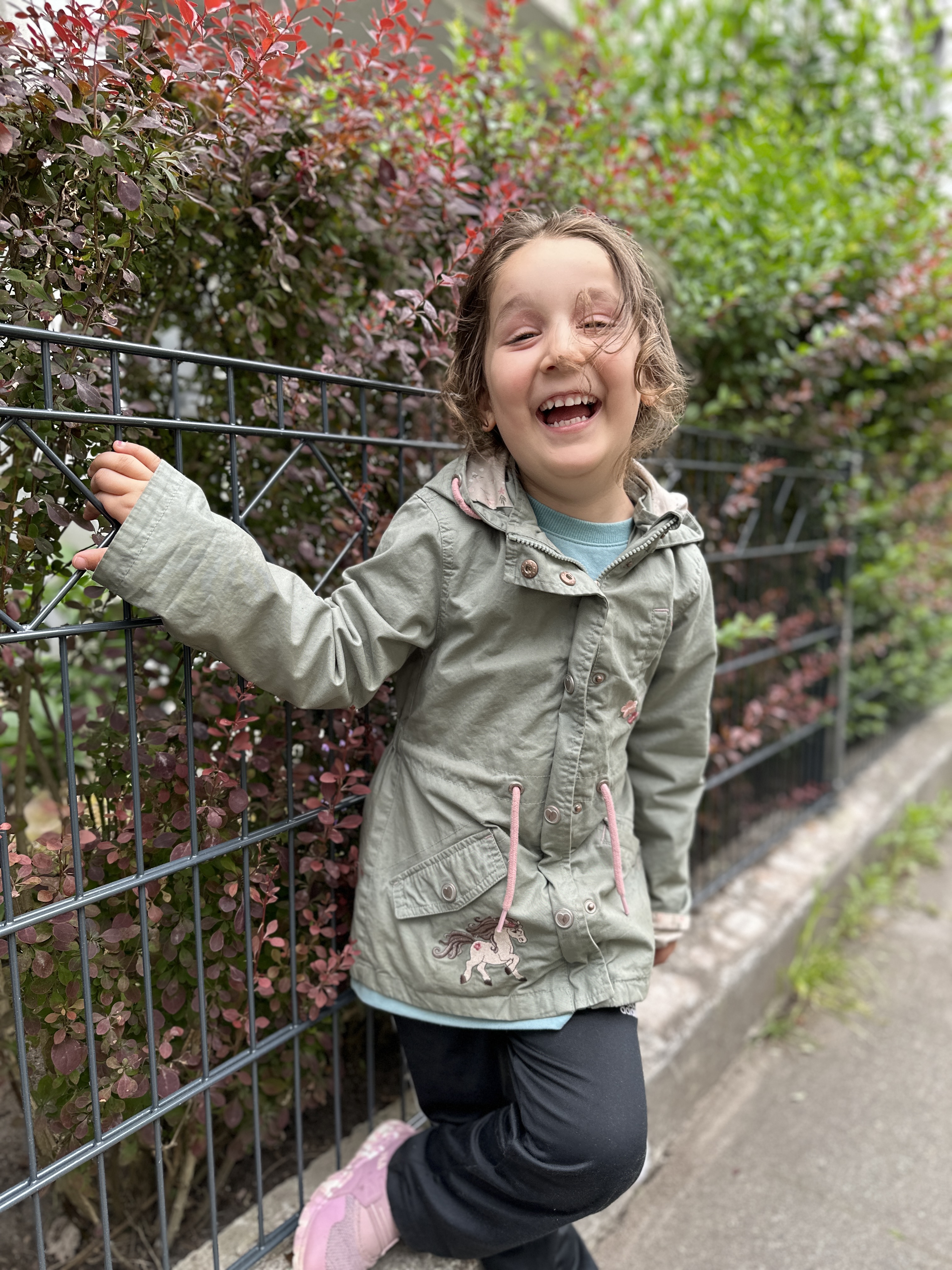 Tochter des Inhabers am Zaun – Schmidts Zaunbau ist ein Familienbetrieb